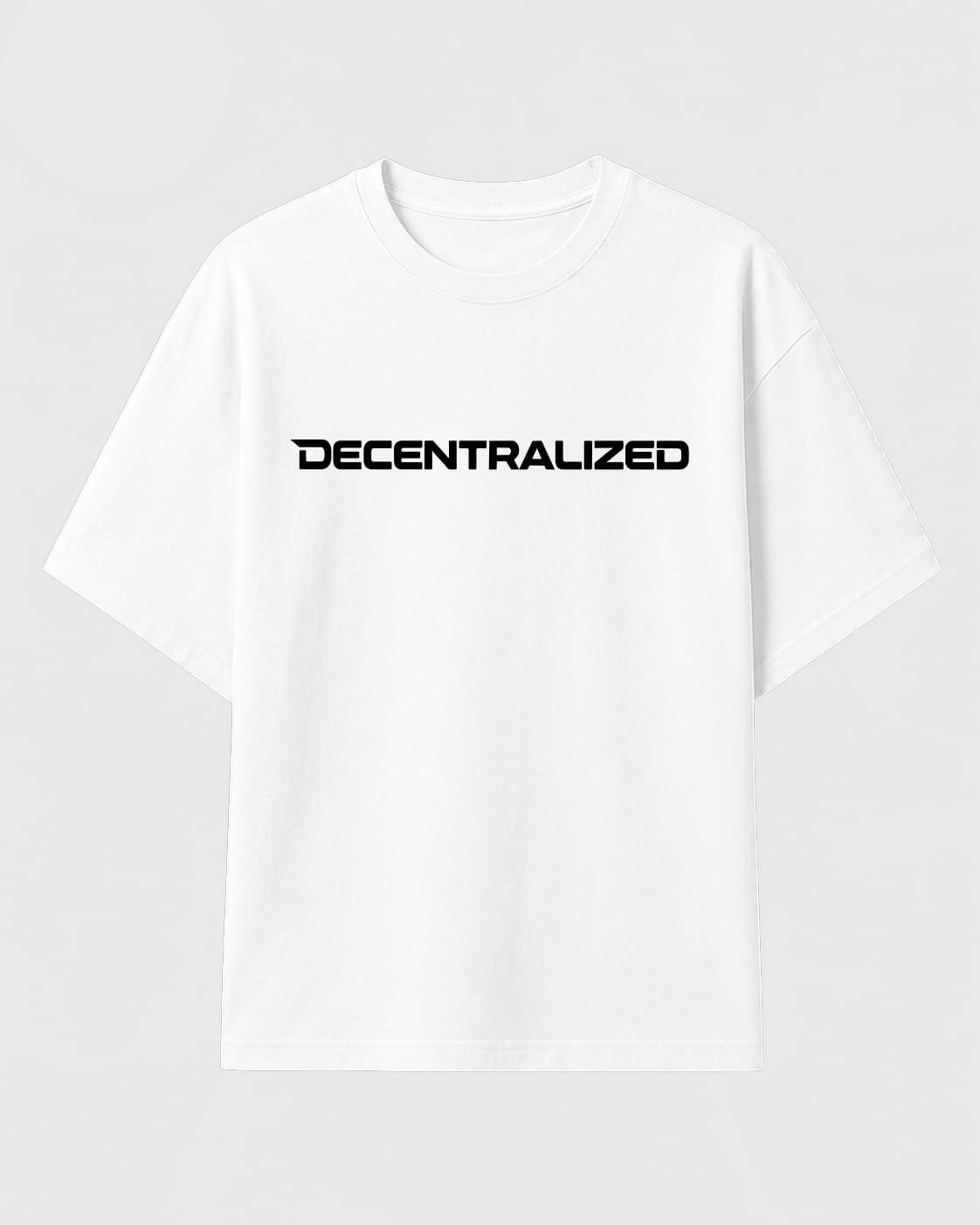 camiseta blanca con la palabra "decentralized" en negro en el pecho