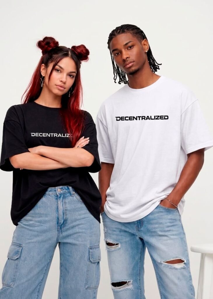 Chica con camiseta negra decentralized y chico con camiseta blanca decentralized de corte oversize