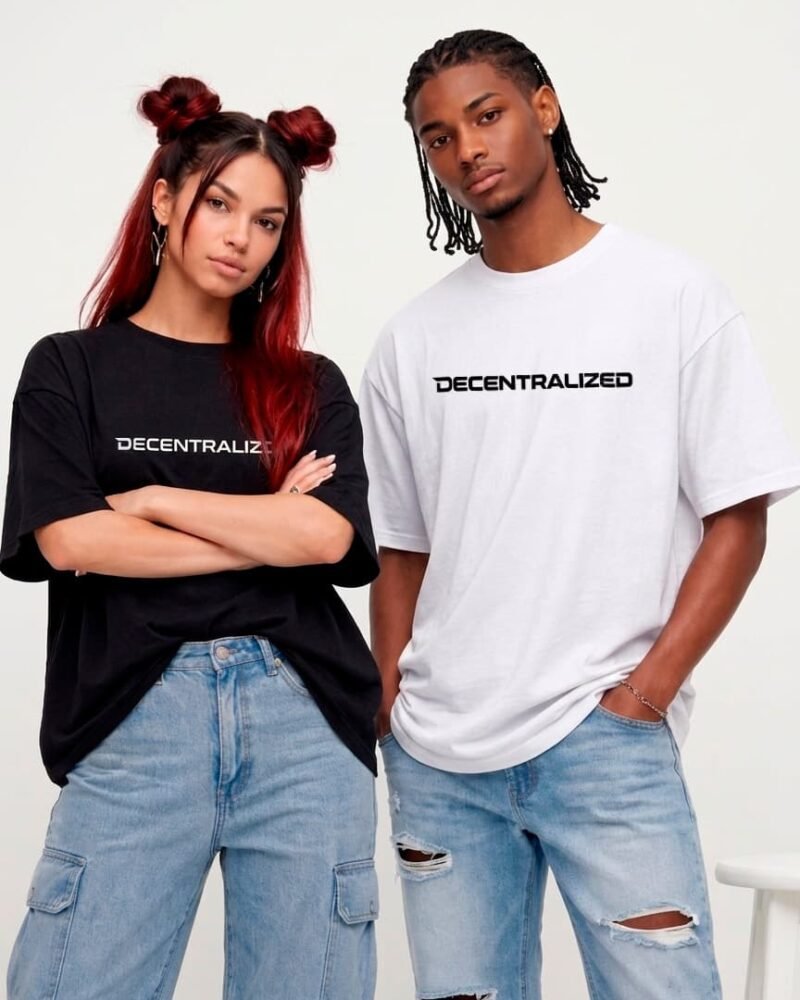 Chica con camiseta negra decentralized y chico con camiseta blanca decentralized de corte oversize