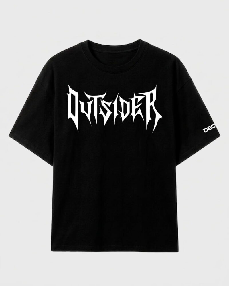 camiseta negra con la palabra "outsider" en blanco en el pecho