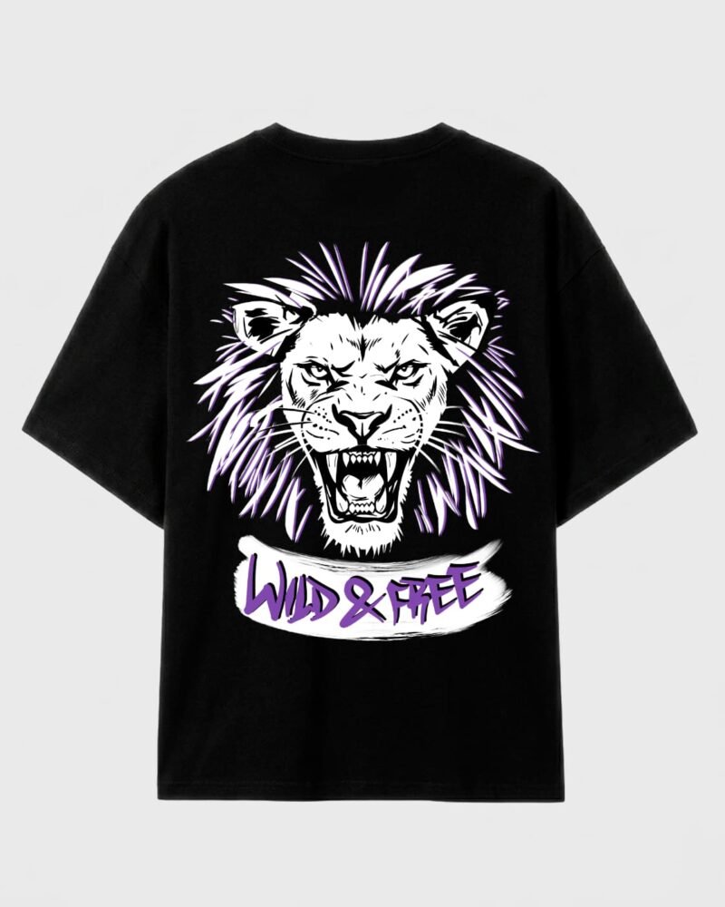 camiseta negra con un león en la espalda, en tonos blancos y lilas, con la frase "wild and free"