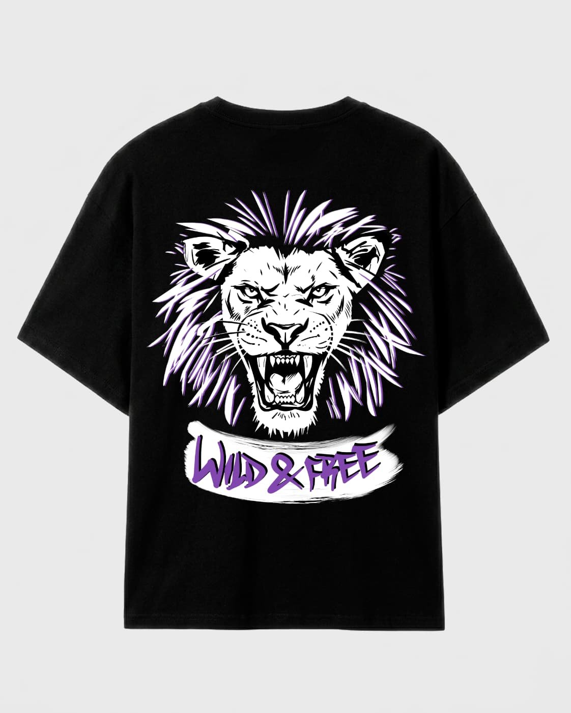 camiseta negra con un león en la espalda, en tonos blancos y lilas, con la frase "wild and free"