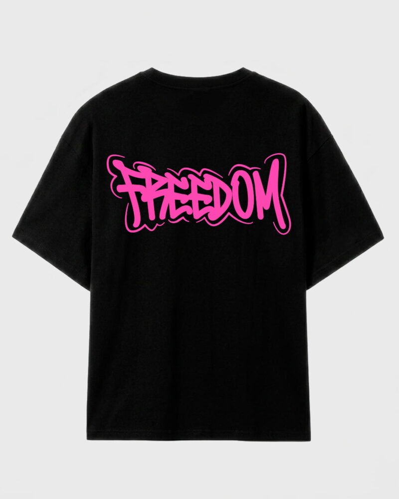 camiseta negra con la palabra "freedom" en rosa fosforito en la espalda.