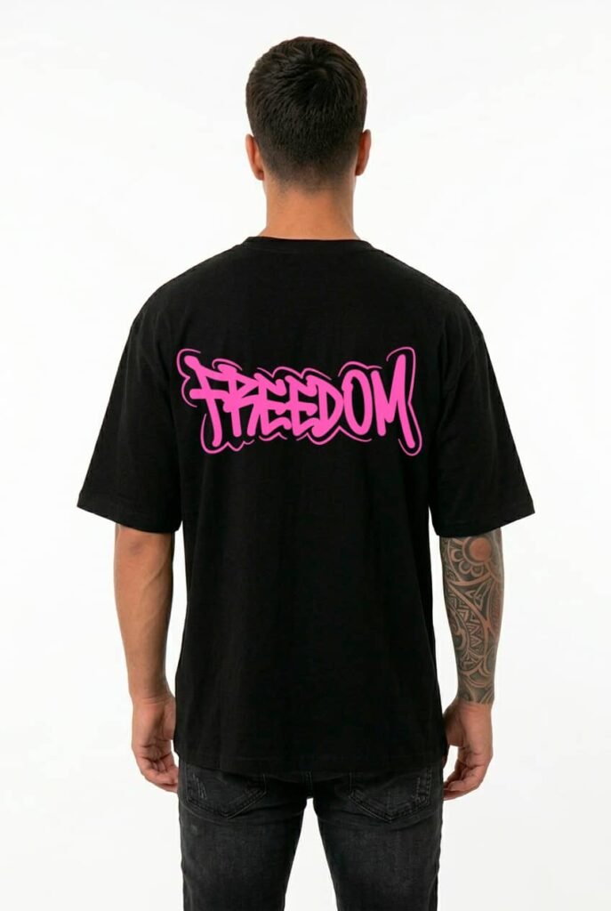 chico con la camiseta de decentralized con la palabra freedom en la espalda