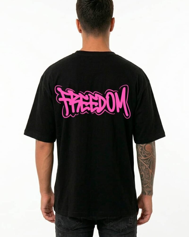 chico con la camiseta de decentralized con la palabra freedom en la espalda