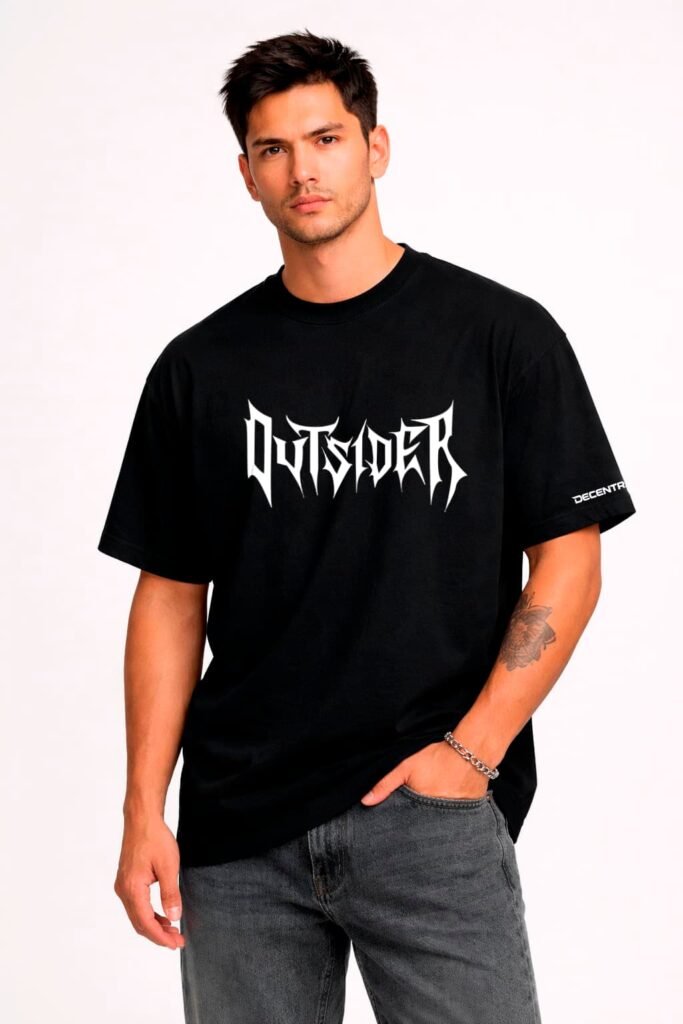 Chico con camiseta outsider marca decentralized