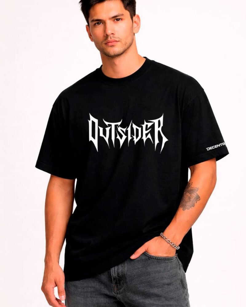 Chico con camiseta outsider marca decentralized