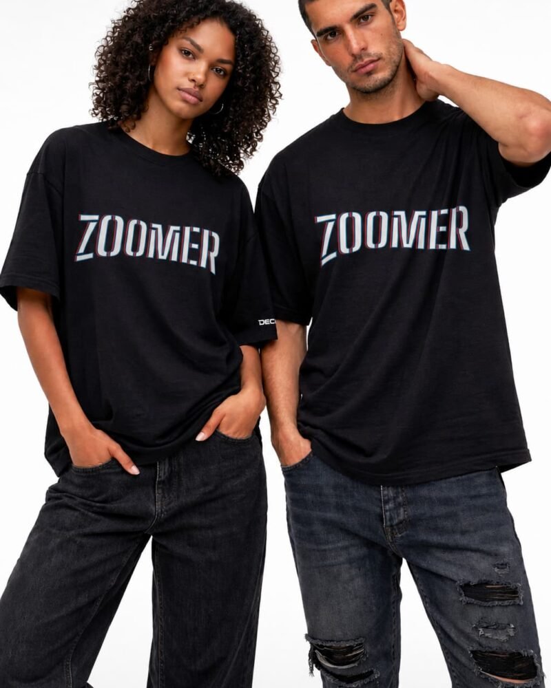 chicos con una camiseta negra con la palabra zoomer en el centro