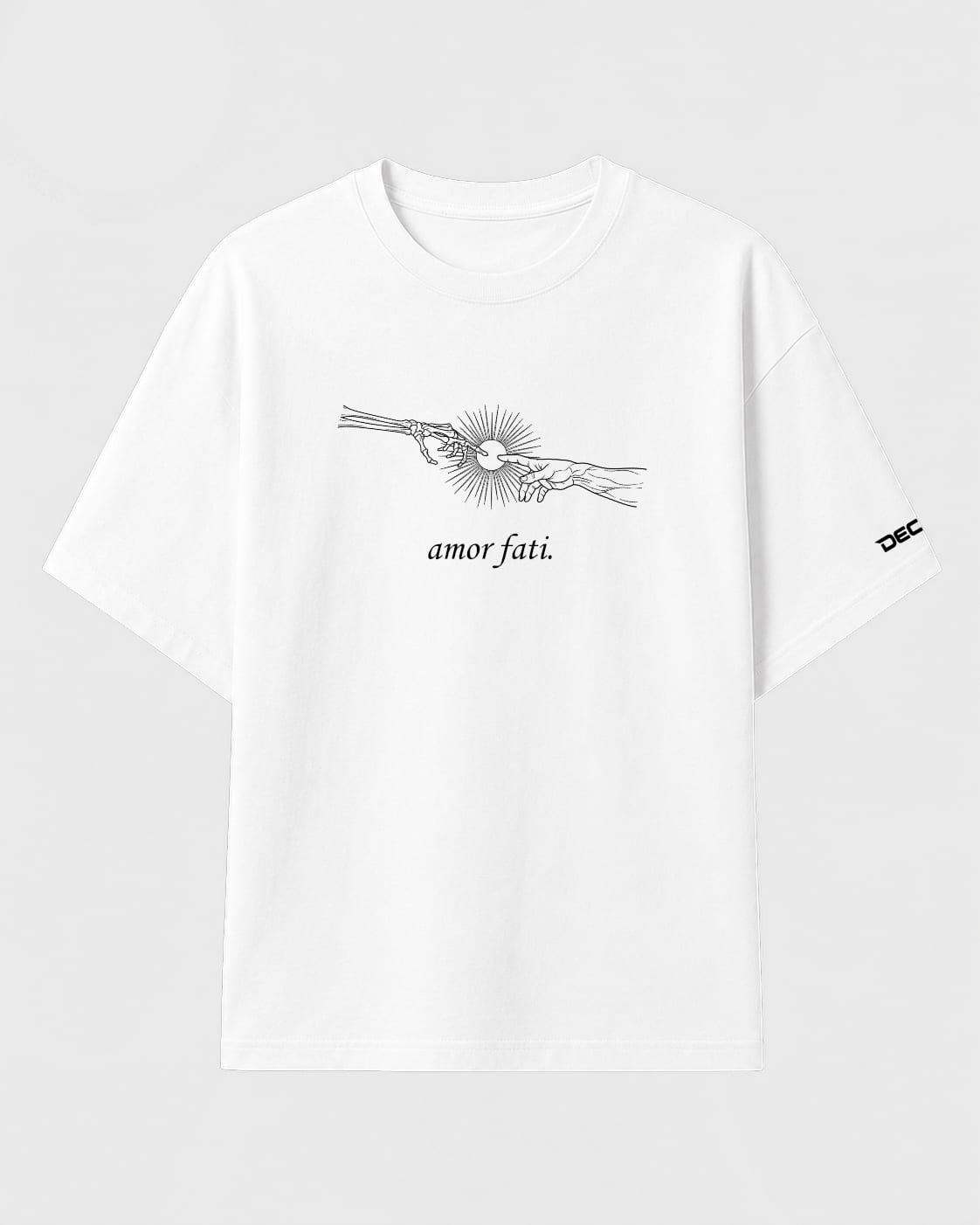 Camiseta blanca con una ilustración de una mano esquelética y una mano humana inspirada en el fresco de Miguel Ángel de la creación.