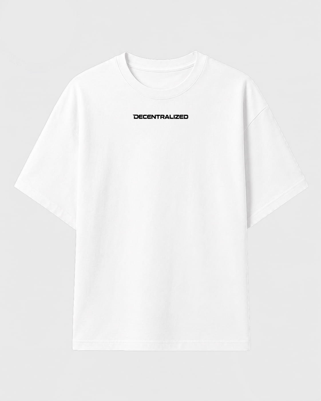 camiseta blanca básica con la palabra decentralized en pequeño estampada en negro en el pecho