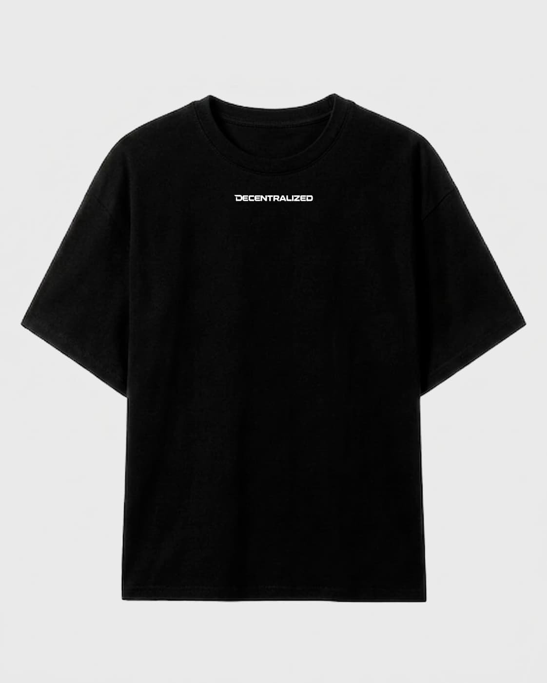 camiseta negra básica con la palabra decentralized estampada en pequeño en el pecho