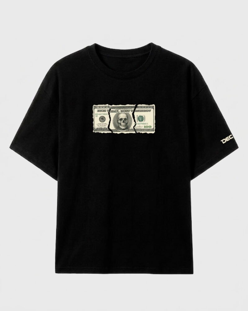 Camiseta con un billete hecho trizas.