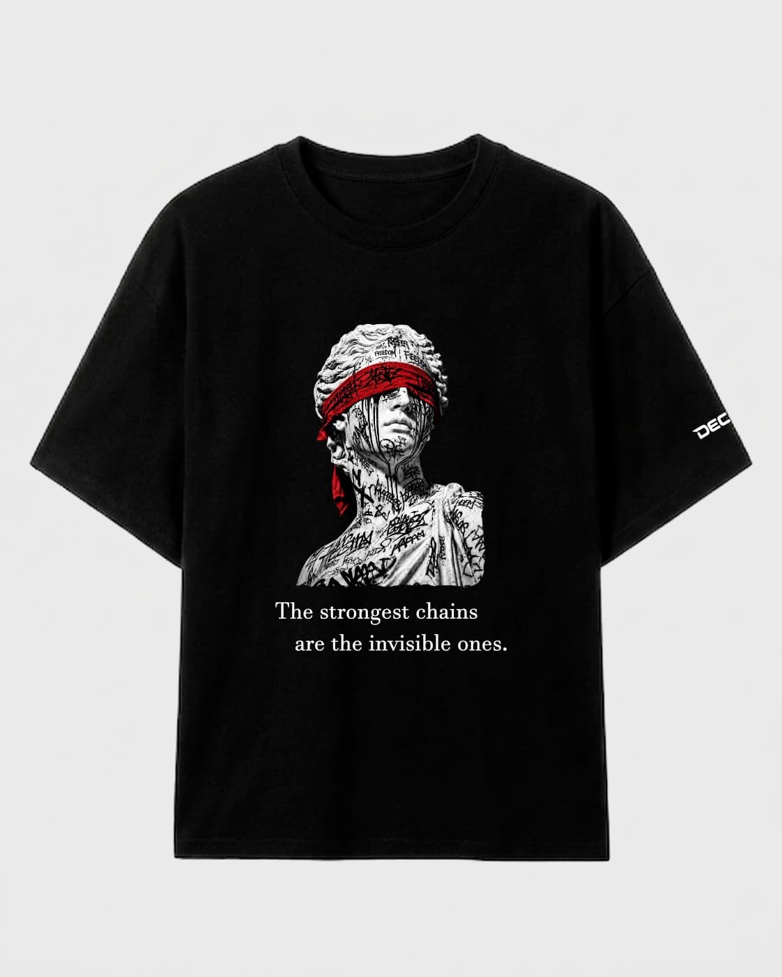 Imagen de la diosa de la libertad con los ojos tapados con una venda roja, y debajo la frase "the strongest chains are the invisible ones".