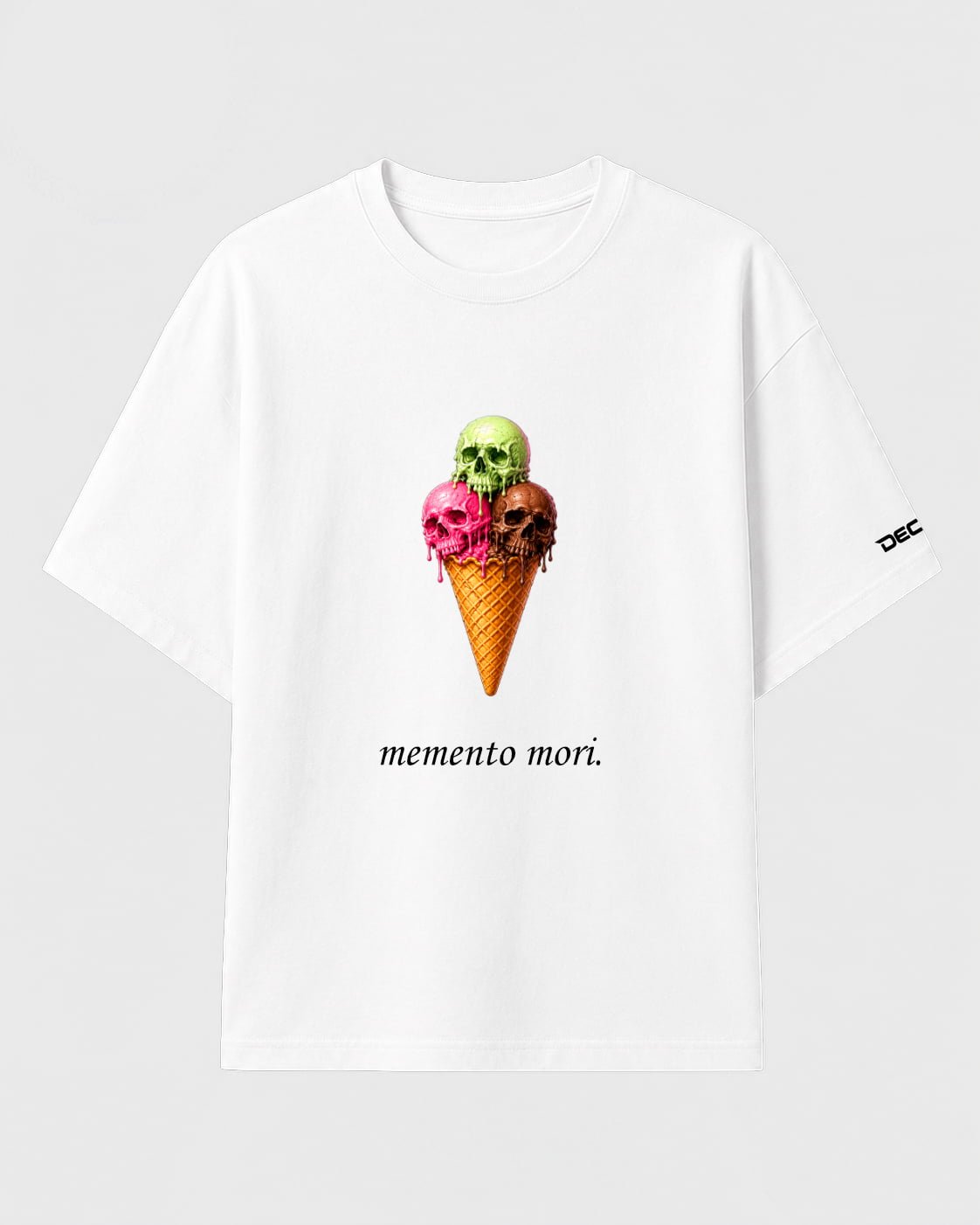 Camiseta blanca de verano con un helado de tres bolas con forma de calavera y la frase "memento mori".