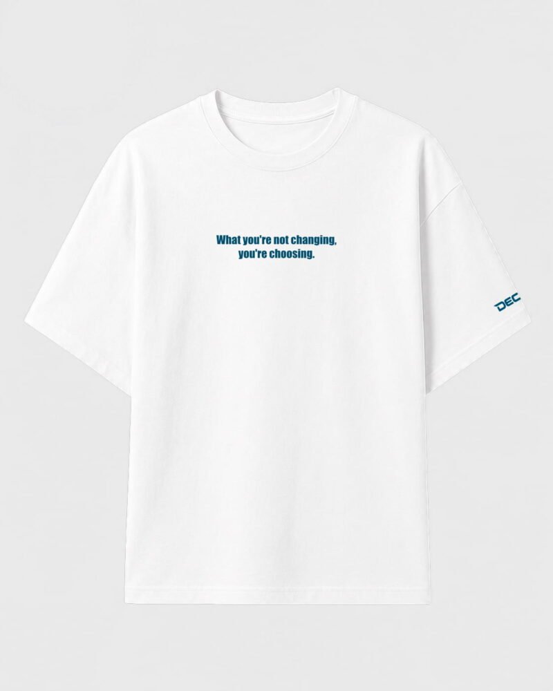 Camiseta blanca con la frase "what you're not changing you're choosing".